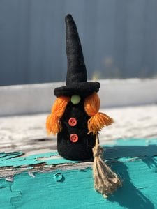 M Gnome - Witch w/ Broom & Buttons