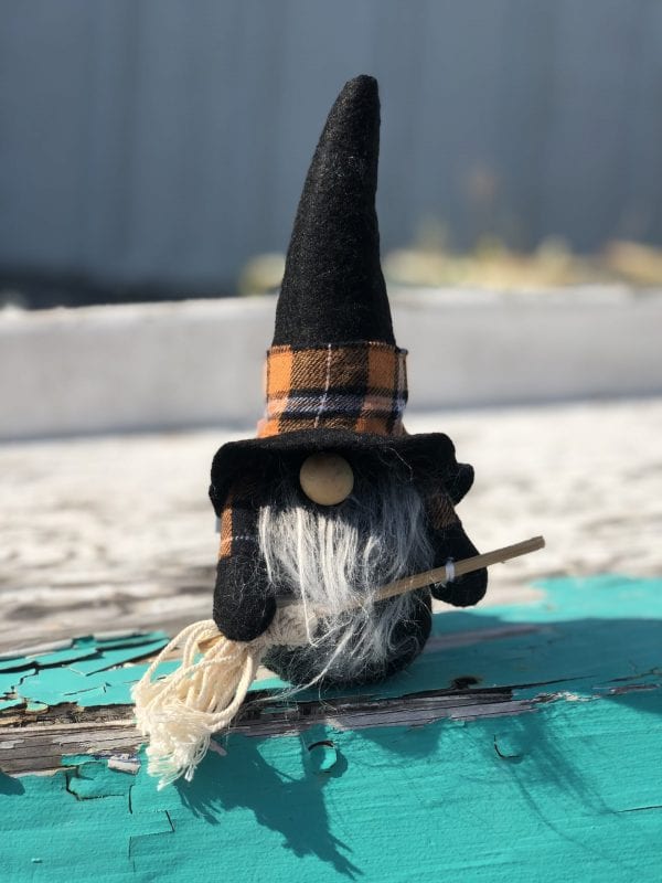 M Gnome - Broom & Plaid